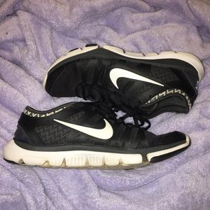 Black Nike Tennis Shoes